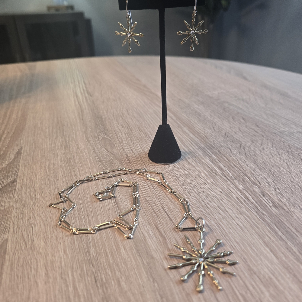 Waxing Poetic Goldtone 30 Inch Crystal Snowflake And Earring Set-GORGEOUS!!! - Picture 6 of 16